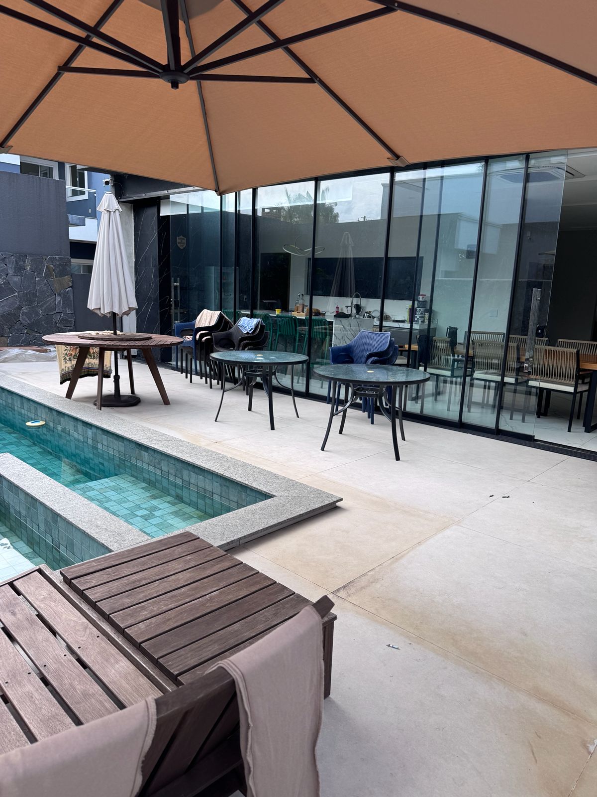 Área de lazer com piscina e espaço gourmet de imóvel assessorado pela VITORIBRÁS