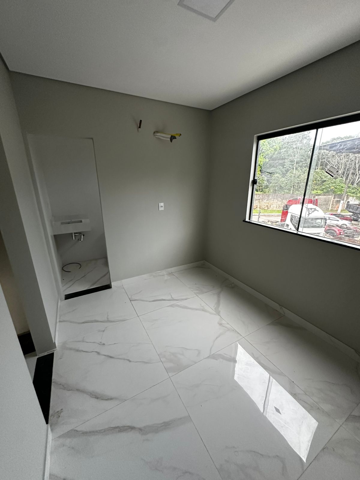 Sky Park: quarto com janela e bancada com pia