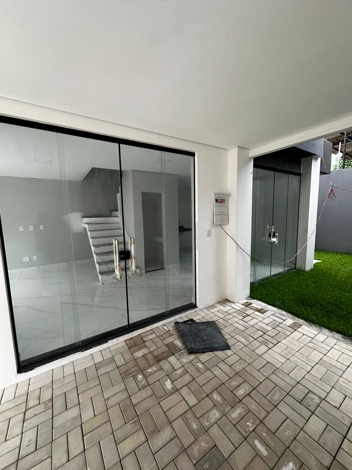 Sky Park: fachada com portas de vidro e área externa