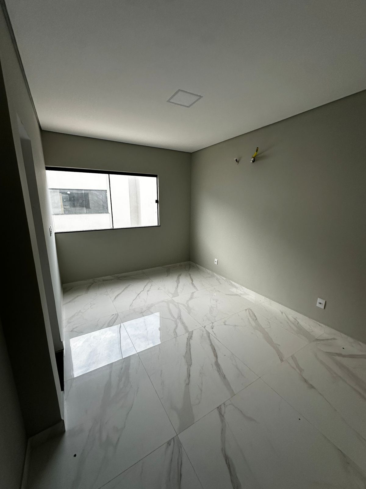 Sky Park: quarto com porcelanato e janela