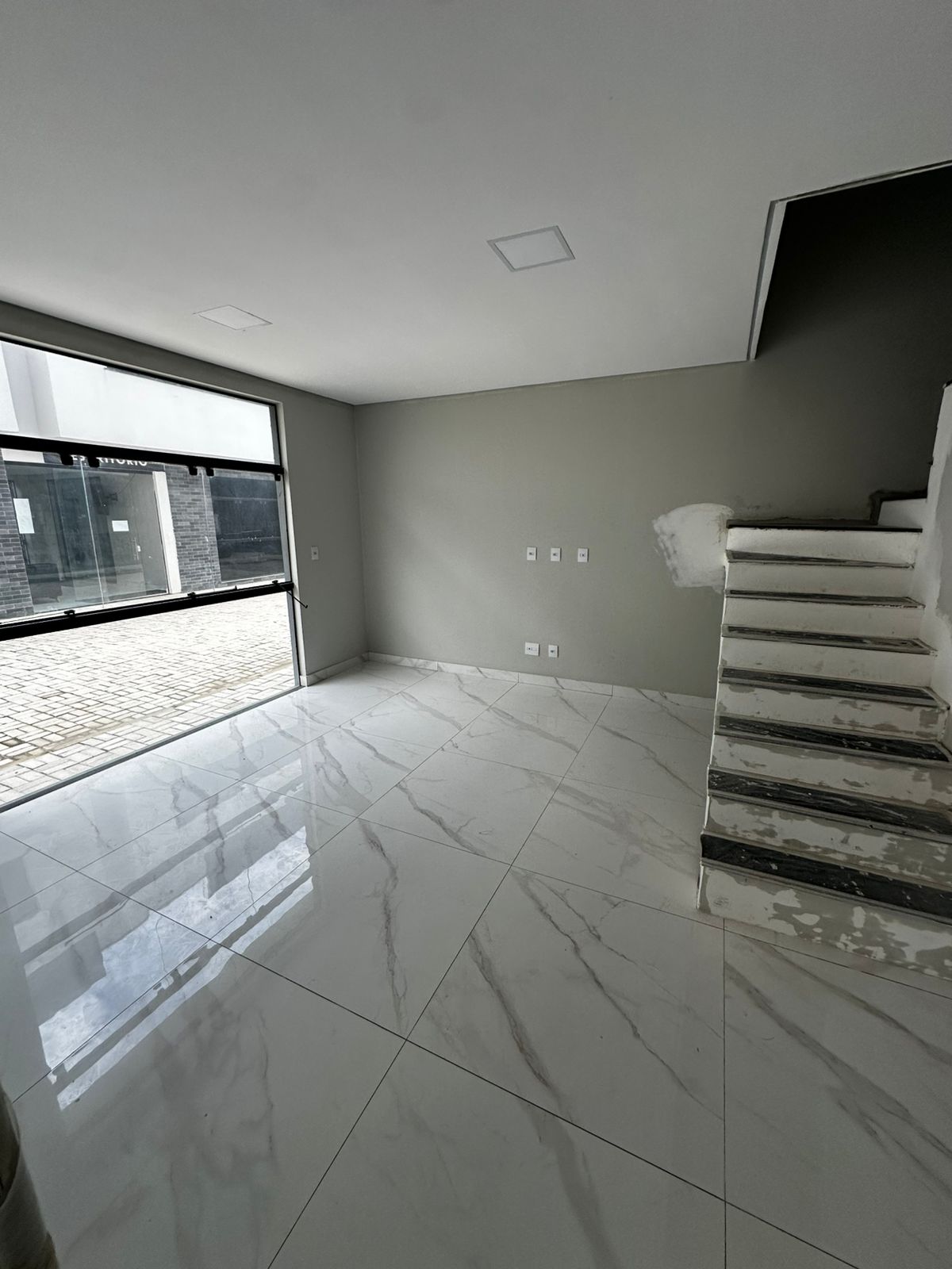 Sky Park: sala com janela ampla e escada