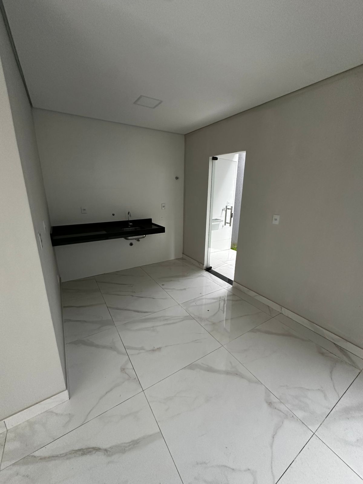 Sky Park: cozinha com bancada em granito preto